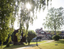 Åkerblads Gästgiveri Hotell ligger midt i Tällberg, omgitt av natur, nær den vakre innsjøen Siljan.