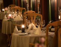 Nyd en middag i hotellets romantiske krorestaurant, hvor der hersker en dejlig atmosfære.