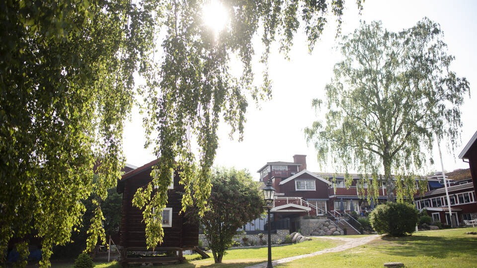 Åkerblads Gästgiveri Hotell ligger midt i Tällberg, omgitt av natur, nær den vakre innsjøen Siljan.