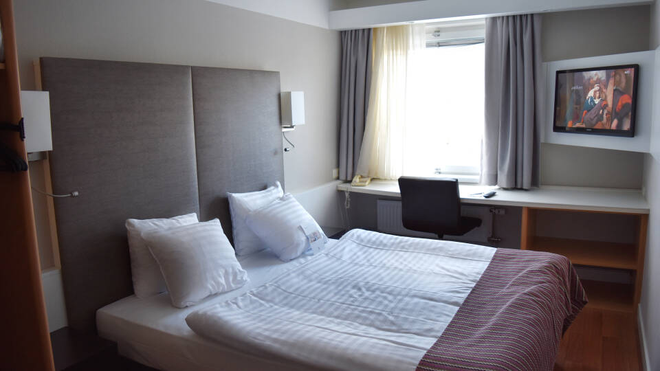 The hotel has 206 rooms, all of which are spacious and modernly decorated.