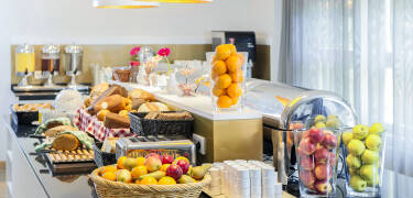 En god och riklig frukostbuffé serveras varje morgon.