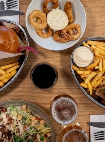 Das Hotelrestaurant serviert internationale Gerichte in entspannter Atmosphäre – ein Abendessen ist im Aufenthalt inbegriffen.