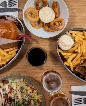 Hotellets restaurang serverar vällagade internationella rätter i en avslappnad miljö, och en middag ingår i vistelsen.