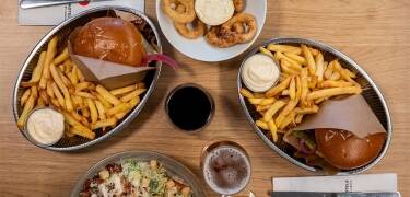 Hotellets restaurang serverar vällagade internationella rätter i en avslappnad miljö, och en middag ingår i vistelsen.