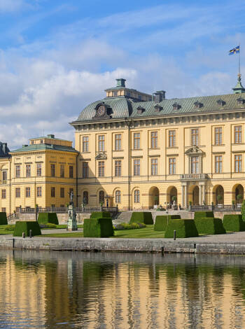 Besuchen Sie das Schloss Drottningholm, das am besten erhaltene königliche Schloss Schwedens.