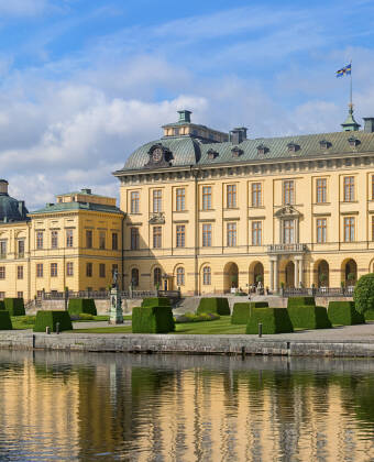 Besök Drottningholms slott, som är Sveriges bäst bevarade kungliga slott.