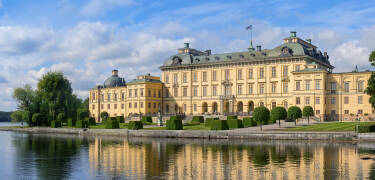 Besök Drottningholms slott, som är Sveriges bäst bevarade kungliga slott.