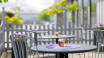 Im Sommer können Sie den Kaffee und die schöne Umgebung auf der einladenden Terrasse des Hotels genießen.