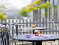 Om sommeren kan dere nyte kaffen og de pene omgivelsene på hotellets terrasse.