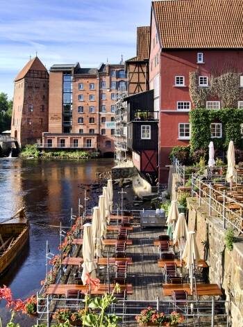 Die mittelalterliche Stadt Lüneburg liegt nur 14 km entfernt und ist der Hauptort der berühmten Lüneburger Heide.