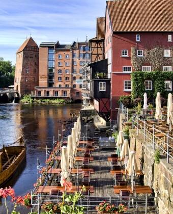 Middelalderbyen Lüneburg ligger rundt 14 km fra hotellet og er hovedbyen i det kjente Lüneburger Heide.