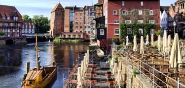 Medeltidsstaden Lüneburg ligger endast 14 km från hotellet och är huvudstad i det berömda Lüneburger Heide.