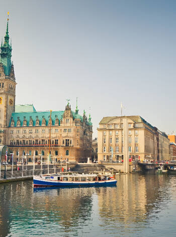 Die Stadt Hamburg ist eine kurze Fahrt vom Hotel entfernt - mit Kultur, Küche und Einkaufsmöglichkeiten für die ganze Familie.