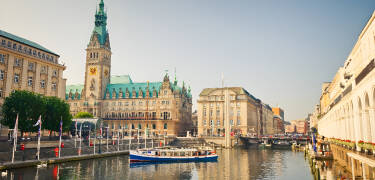 Die Stadt Hamburg ist eine kurze Fahrt vom Hotel entfernt - mit Kultur, Küche und Einkaufsmöglichkeiten für die ganze Familie.