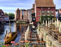 Die mittelalterliche Stadt Lüneburg liegt nur 14 km entfernt und ist der Hauptort der berühmten Lüneburger Heide.