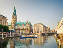 Storbyen Hamburg ligger 50 minutters kørsel fra hotellet og her finder I kultur, gastronomi og shopping for hele familien.