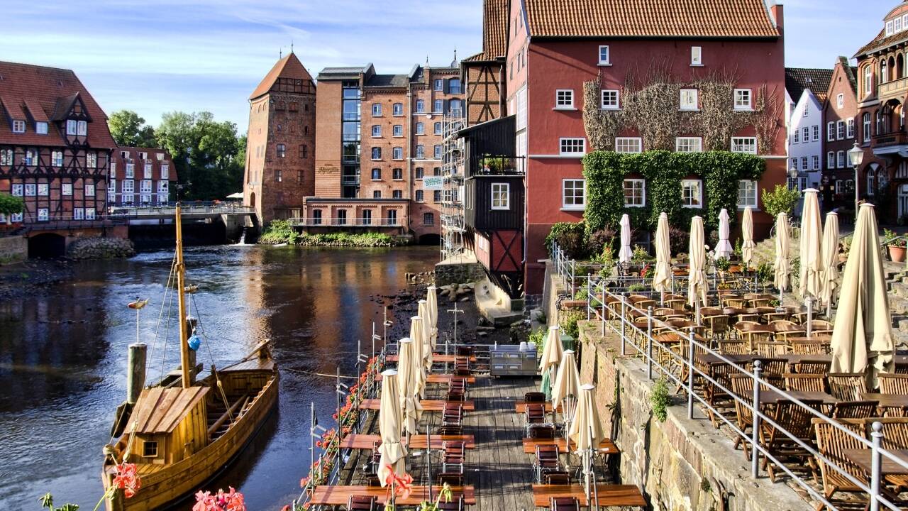 Middelalderbyen Lüneburg ligger rundt 14 km fra hotellet og er hovedbyen i det kjente Lüneburger Heide.