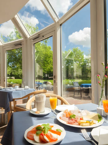 Starta dagen på bästa sätt med en överdådig frukostbuffé medan ni njuter av utsikten över trädgården.