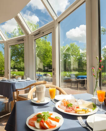 Start dagen med en overdådig frokostbuffet, mens dere nyter utsikten til hagen fra hotellets frokostrestaurant.