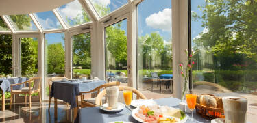 Start dagen med en overdådig morgenbuffet, mens I nyder udsigten til haven fra hotellets morgenmadsrestaurant.