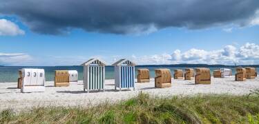 Ta en avslappende spasertur langs den nærliggende stranden og nyt den friske sjøluften og den vakre utsikten.