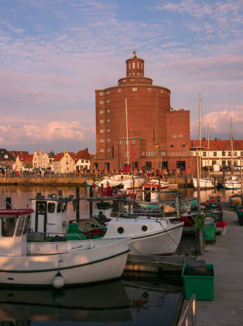 Upptäck Eckernfördes charm med sina historiska byggnader, kullerstensgator och maritima atmosfär. En perfekt plats för en vacker promenad genom historien.