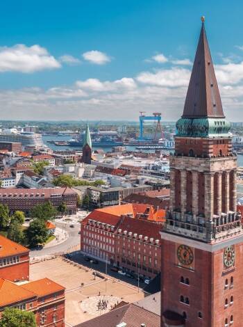Kör en tur till den vackra gamla staden Kiel där ni kan besöka Sankt Nikolaikyrkan och njuta av hamnlivet.