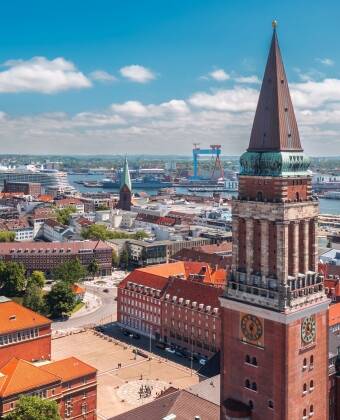 Kør en tur til den gamle smukke by, Kiel, hvor I f.eks. kan opleve St. Nikolai Kirche og nyde livet ved havnen.