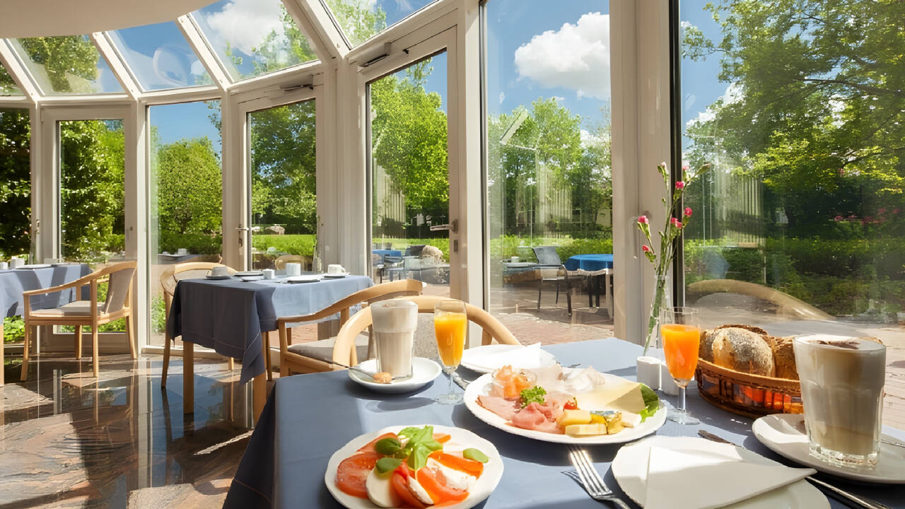 Start dagen med en overdådig frokostbuffet, mens dere nyter utsikten til hagen fra hotellets frokostrestaurant.