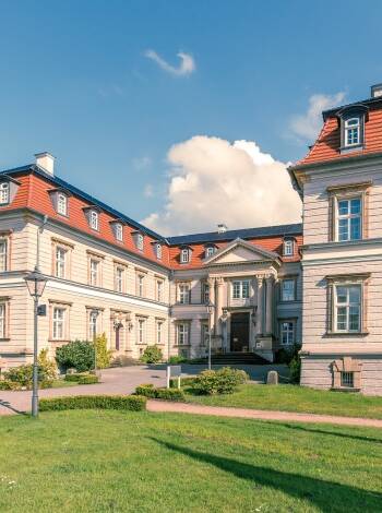 I hotellets stemningsfulde restaurant serveres både morgen-og aftensmad.