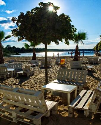 Unmittelbar nördlich vom Hotel befindet sich der Barracuda Beach, ein wunderbarer Strand am Neustädter See.