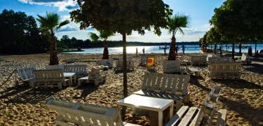 Lidt nord for hotellet ligger den skønne strand, Barracuda Beach, ud til Neustädter See.