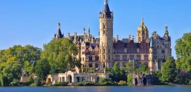 Ikke langt fra hotellet ligger byen Schwerin med det imponerende slot!