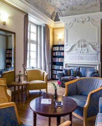 Tilbage på hotellet kan I slappe af i stemningsfulde omgivelser med en kop kaffe på terrrassen eller en bog i biblioteket