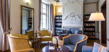 Tilbage på hotellet kan I slappe af i stemningsfulde omgivelser med en kop kaffe på terrrassen eller en bog i biblioteket