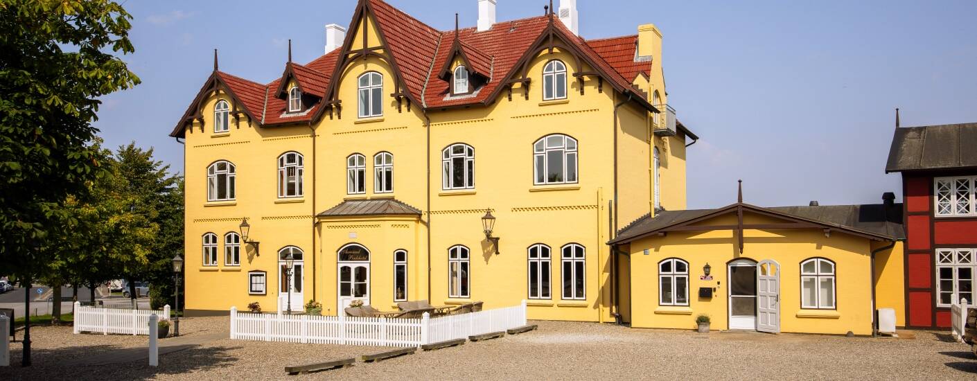 Tag en pause på Aarøsund Badehotel, hvor det gule hus har budt badegæster velkommen siden 1903.