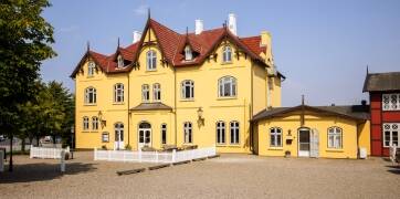Gönnen Sie sich eine Auszeit im Aarøsund Badehotel, wo das gelbe Haus seit 1903 Gäste am Meer willkommen heißt.