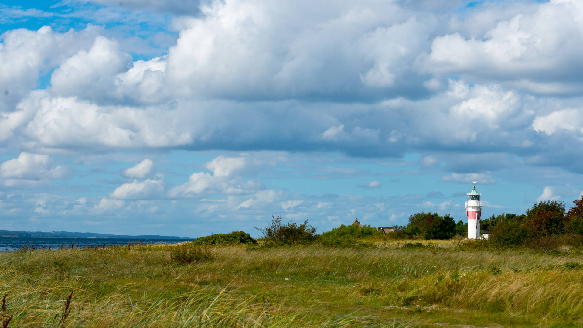 En kort færgetur tager dig til Aarø, hvor du kan nyde gåture langs kysten, lokale øl og et besøg på øens vingård.