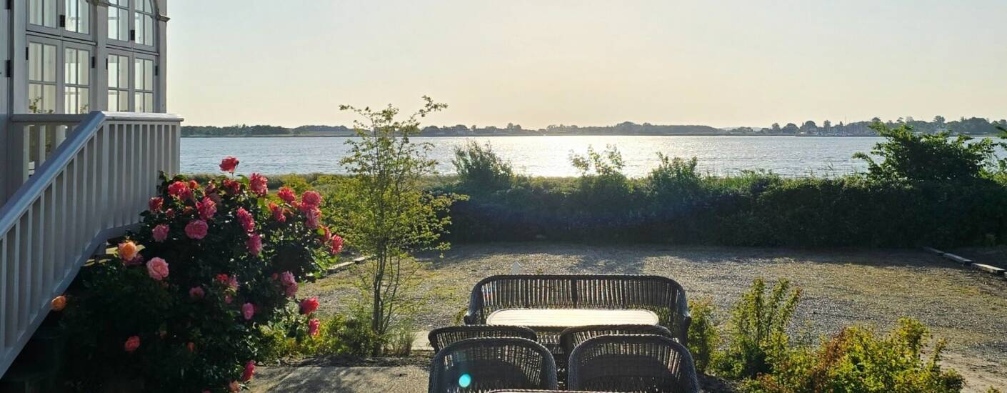 Udsigten over havnen mod Aarø giver dig mulighed for at følge den lille færge, der sejler frem og tilbage dagen igennem.