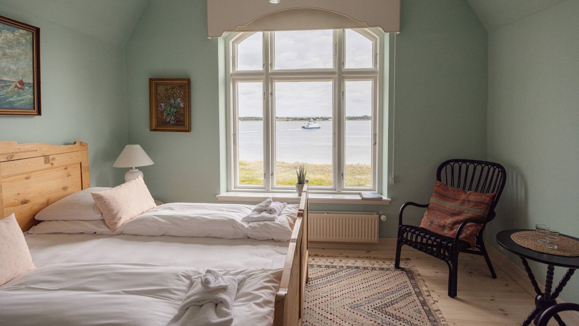 Hvert rom er innredet litt forskjellig, med tradisjonelle møbler og en koselig atmosfære.