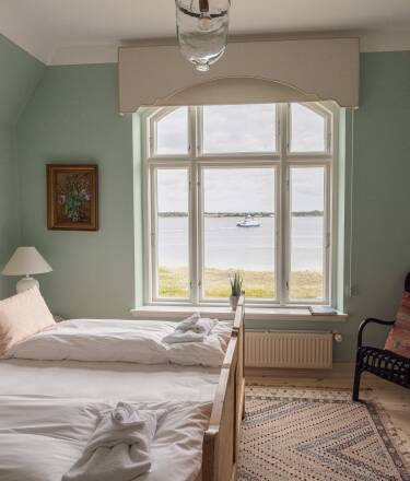 Hvert værelse er indrettet lidt forskelligt med traditionelle møbler og en hyggelig atmosfære.