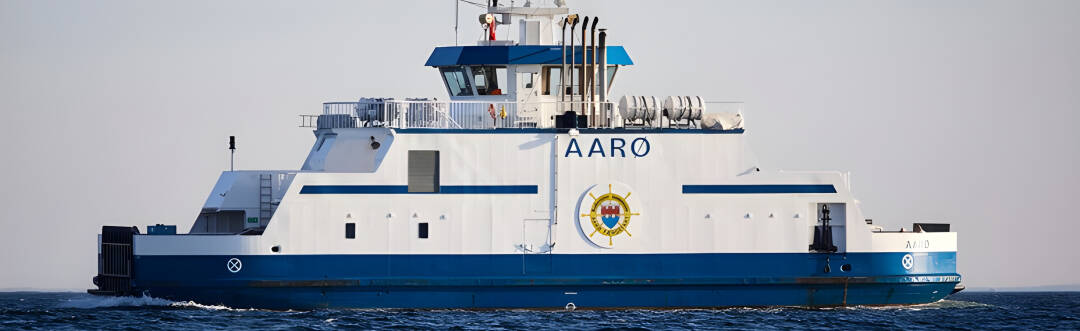 En kort fergetur tar deg til Aarø, hvor du kan nyte turer langs kysten, lokalt øl og et besøk på øyas vingård.