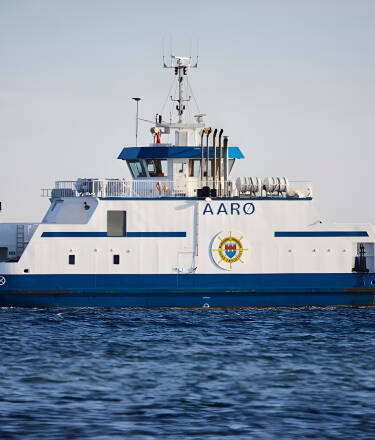 En kort færgetur tager dig til Aarø, hvor du kan nyde gåture langs kysten, lokale øl og et besøg på øens vingård.