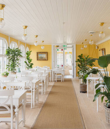 Experience the charming ambience and classic coastal idyll at Aarøsund Badehotel.
