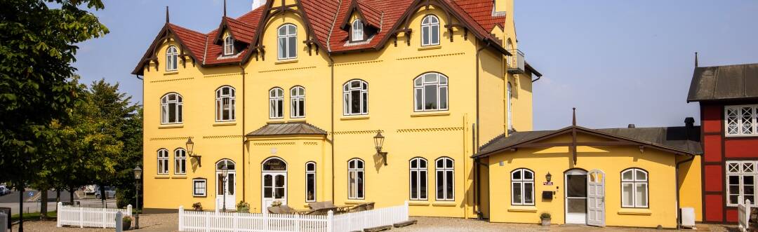 Take a break at Aarøsund Badehotel, where the yellow house have welcomed seaside guests since 1903.