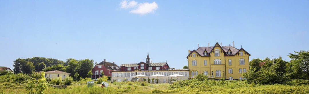 Tag en pause på Aarøsund Badehotel, hvor det gule hus har budt badegæster velkommen siden 1903.