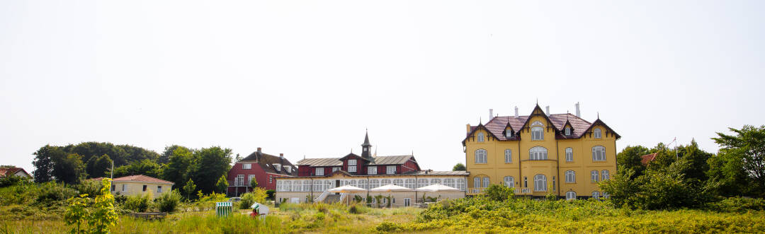 Tag en pause på Aarøsund Badehotel, hvor det gule hus har budt badegæster velkommen siden 1903.