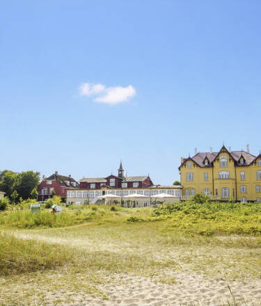 Tag en pause på Aarøsund Badehotel, hvor det gule hus har budt badegæster velkommen siden 1903.