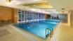 Det 4-stjernede hotel byder bl.a. på indendørs poolområde med sauna, solarium, massage og fitnesscenter.