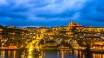 Prag ligger vakkert til ved Moldau elven. Denne vakre byen er fylt med vakker arkitektur, romantik og levende kultur.